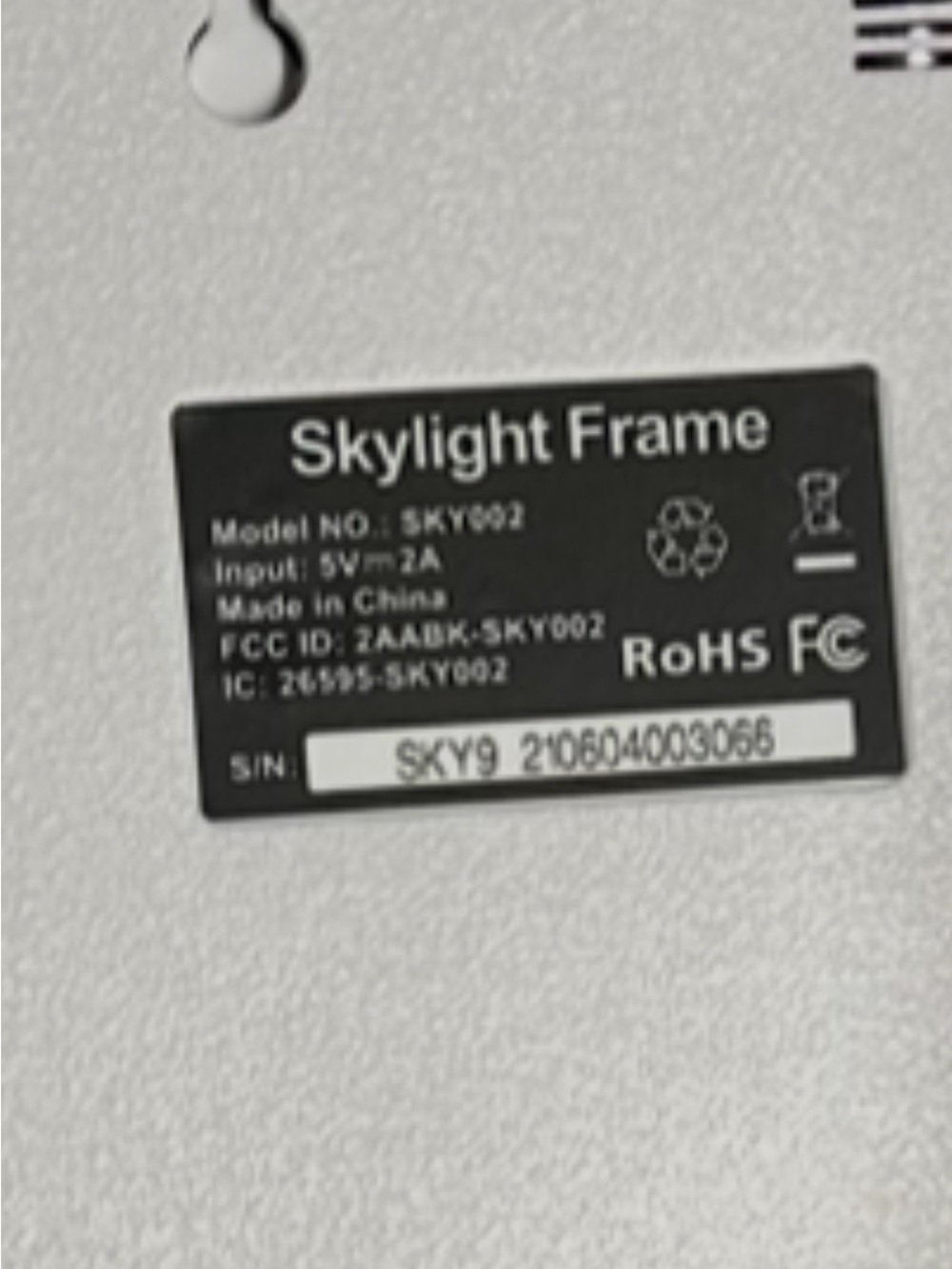 White Digital Photo Frame with Touchscreen Display (Skylight) phone operated. - Picture 4 of 7